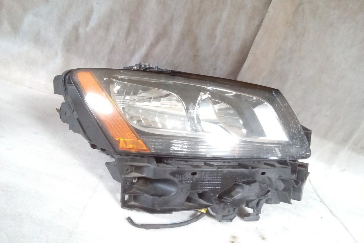 Passenger Side Halogen Head Lamp O7569