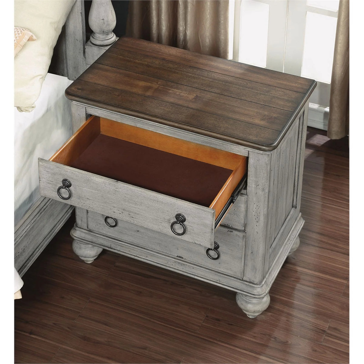 Weathered Gray 3 Drawer Nightstand Y818